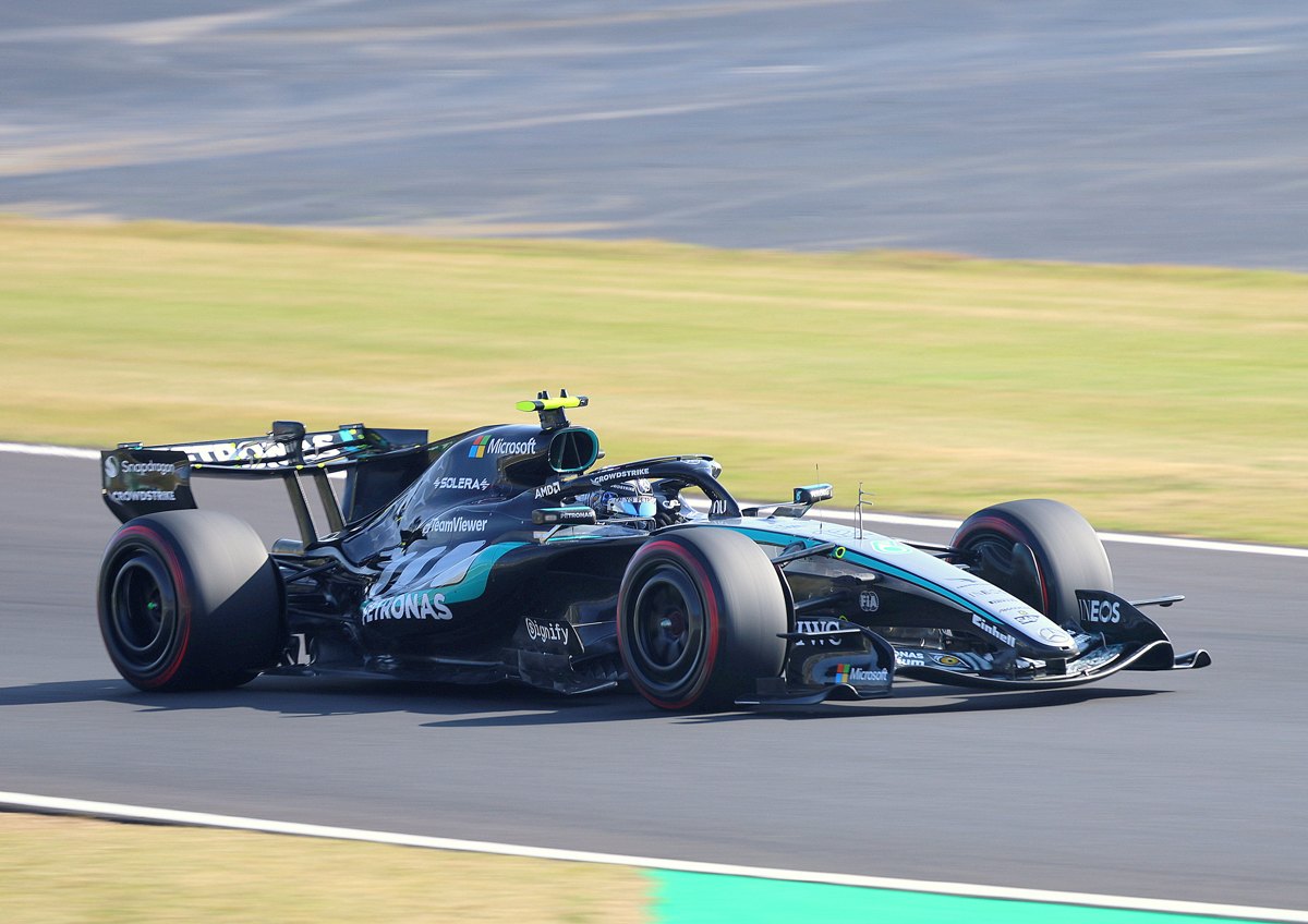 2026年の日本GPで鈴鹿サーキットのスプーンカーブに向かうアントネッリのメルセデスW17