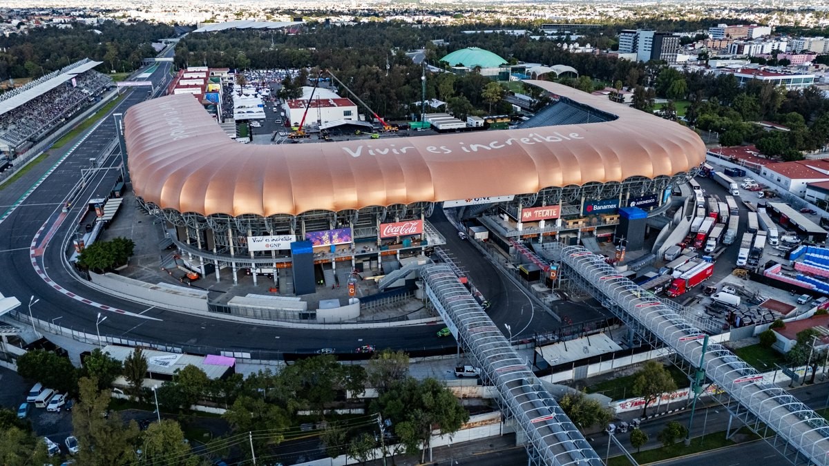 メキシコシティGPの会場、アウトドローモ・エルマノス・ロドリゲスを上空から見た様子。スタジアム席に囲まれたコースが見える