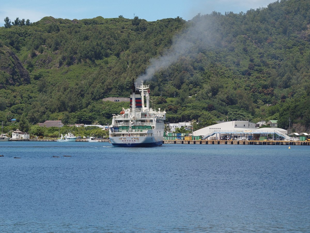 小笠原諸島・父島の港と、港に停泊する船