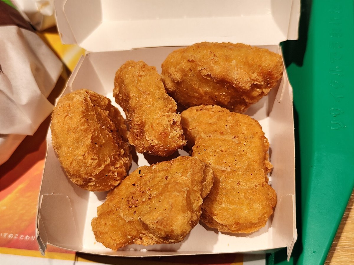 箱に入ったチキンマックナゲット5ピース