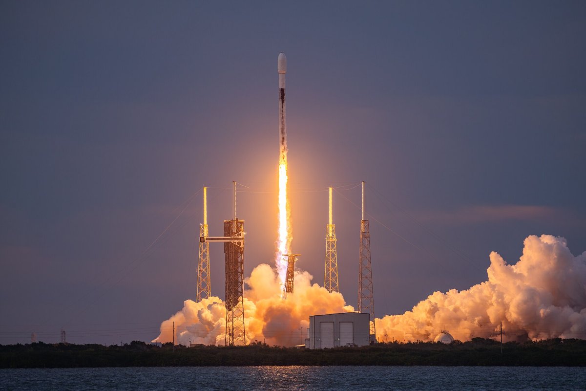スターリンク衛星を載せて打ち上げられるファルコン9ロケット