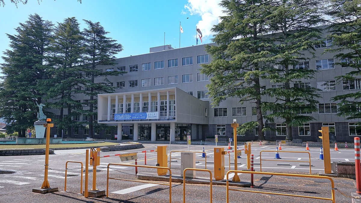 福島県庁の本庁舎。正面に車寄せがあり、両側に大きな木が立つ