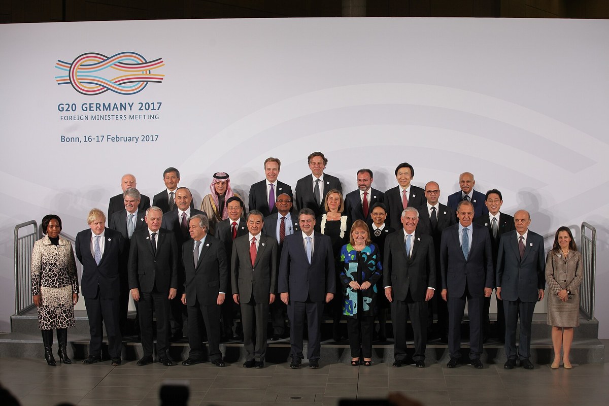 2017年にドイツ・ボンで開かれたG20外相会合の集合写真。各国の外相が2列に並んでいる