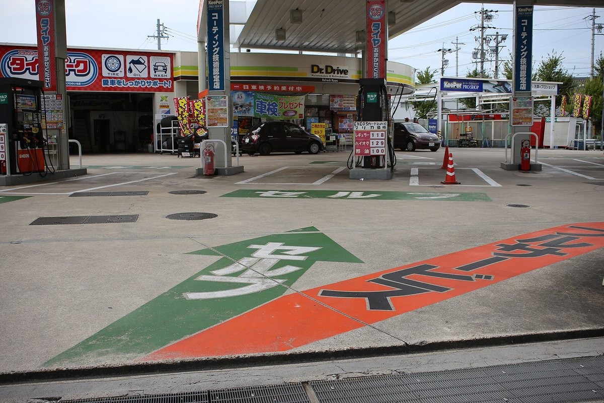 ガソリンスタンドの路面に描かれたセルフとフルサービスの案内