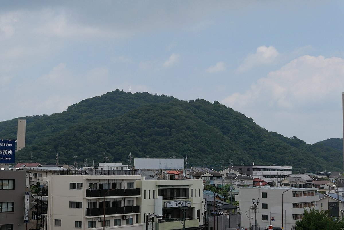 秦野駅付近から見た権現山と浅間山。手前に市街地が広がる