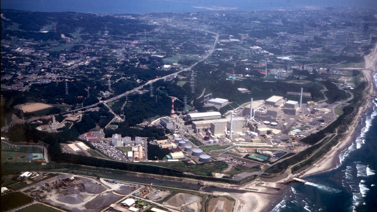 上空から見た浜岡原子力発電所と遠州灘の海岸線(2007年)