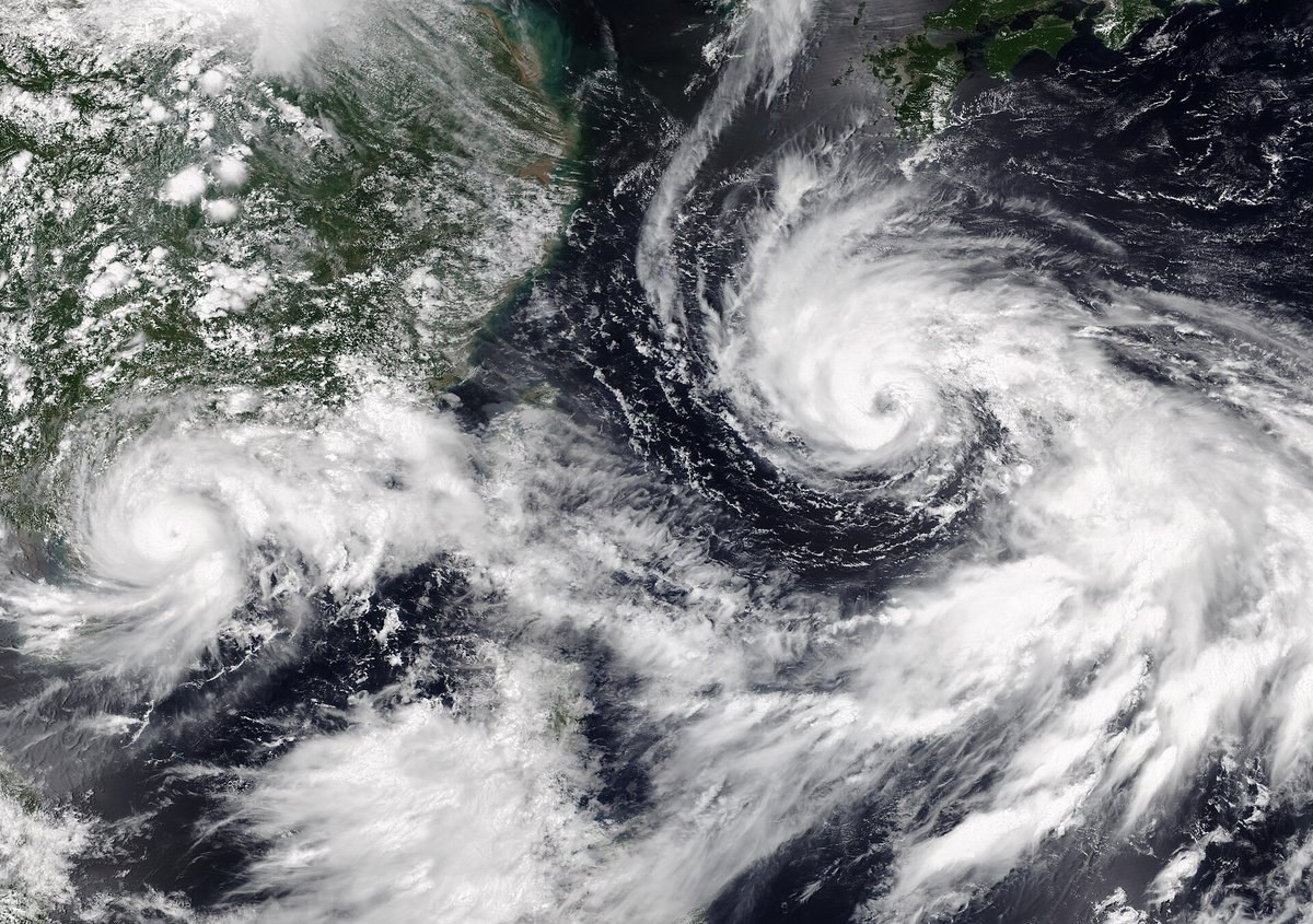 2021年7月20日の衛星画像。右が台風6号インファ、左が台風7号チャンパカのダブル台風