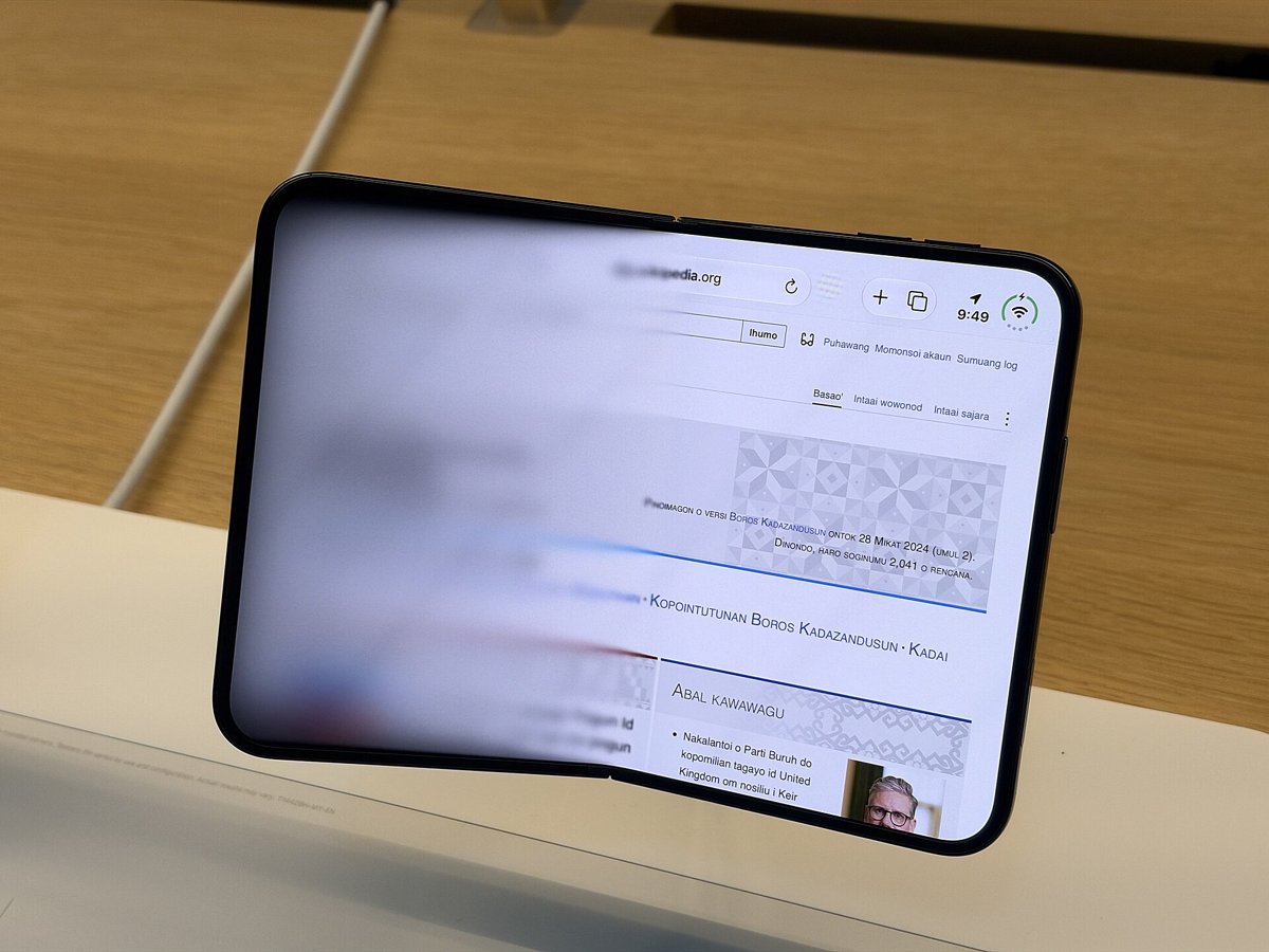 開いた状態で展示されているiPhone Duoのインナーディスプレイ