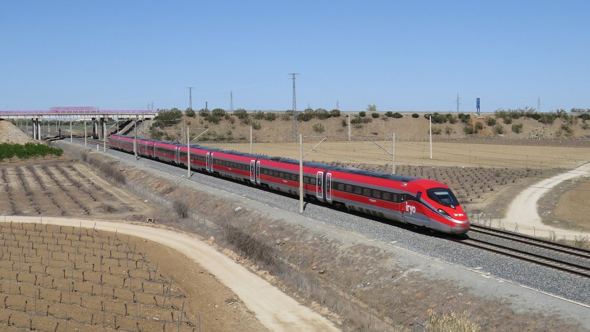 スペインの高速鉄道を走るイリョ(iryo)の赤い高速列車(マドリード〜マラガ間、2023年)