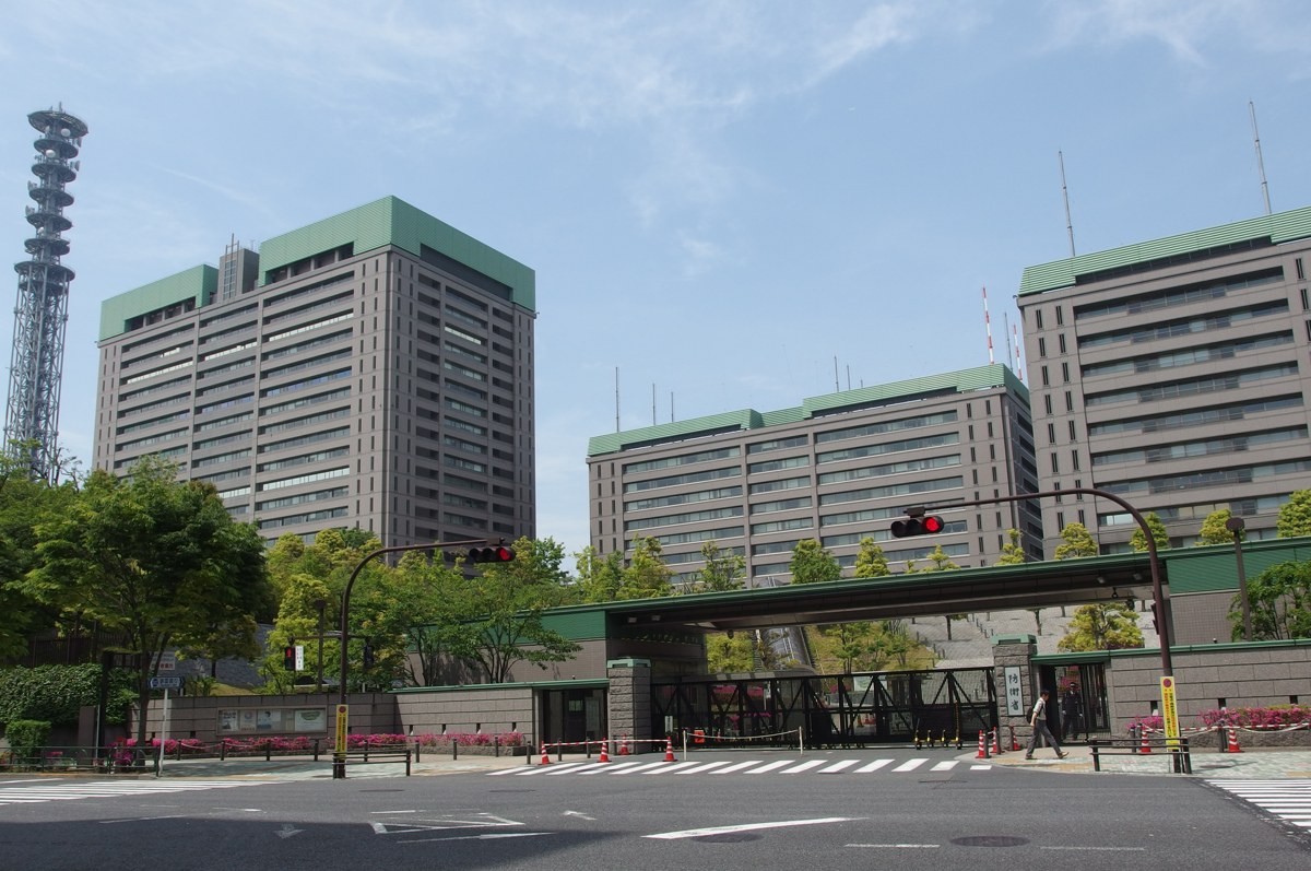 東京・市ヶ谷の防衛省の庁舎と正門