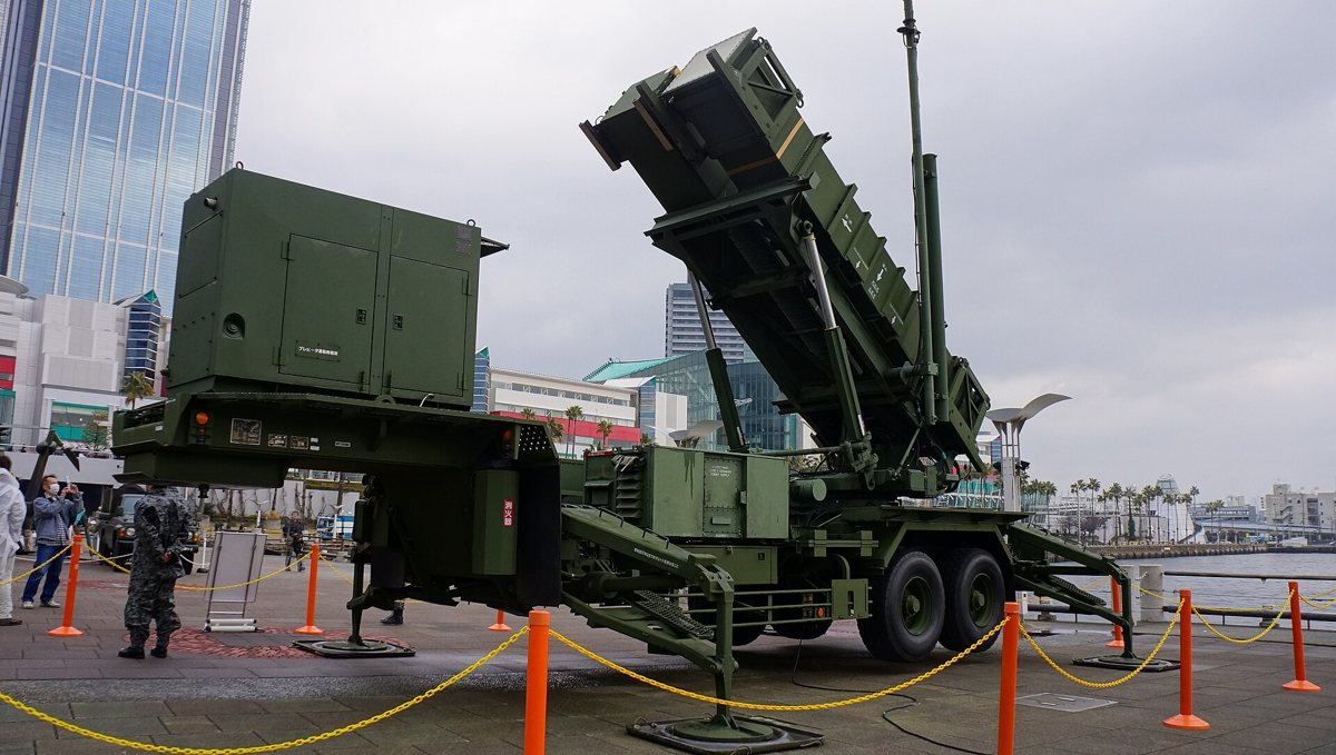 航空自衛隊のペトリオット発射装置。大阪の展示会場で、緑色の車両に発射筒が斜めに載っている