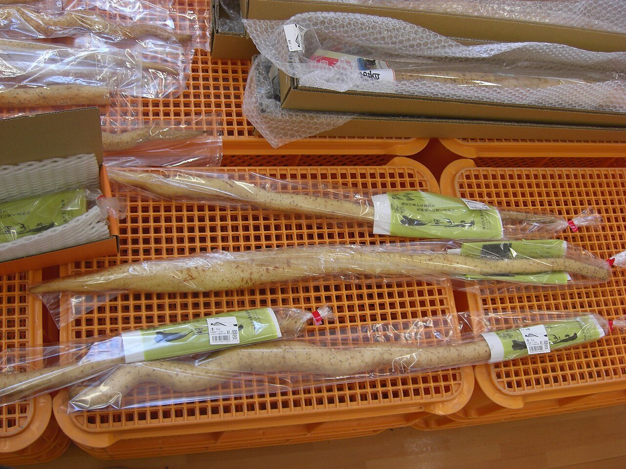 直売所で売られている自然薯(ヤマノイモ)