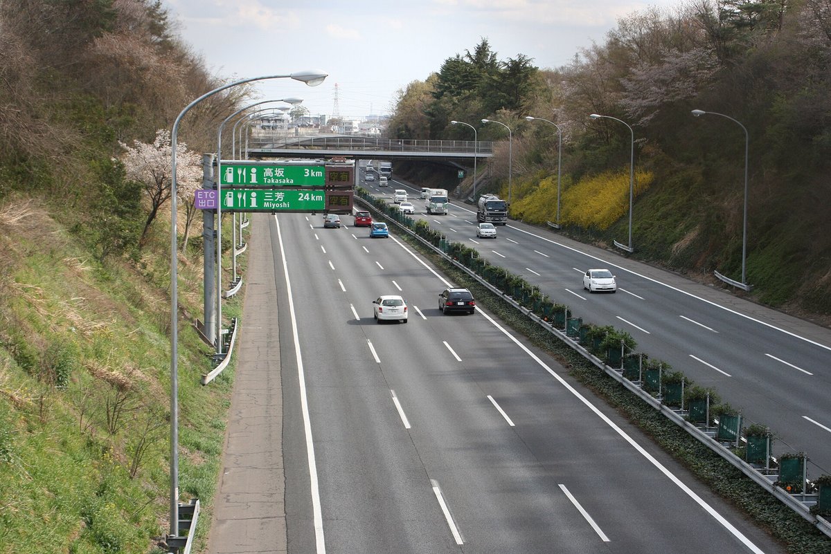 関越自動車道を走るトラックや乗用車(埼玉県内、2014年撮影)