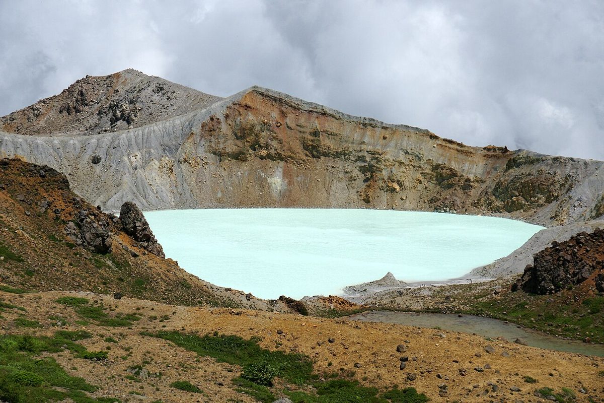 草津白根山の火口湖・湯釜と周囲の火口壁
