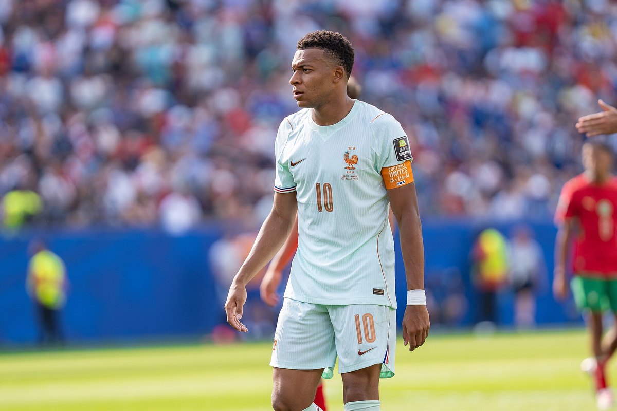 2026年W杯のフランス対モロッコ戦でピッチに立つキリアン・エムバペ選手