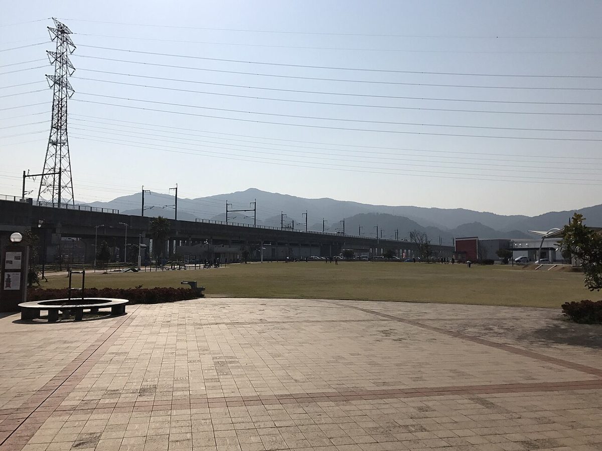 新八代駅近くの公園から見た九州新幹線の高架橋と架線の柱