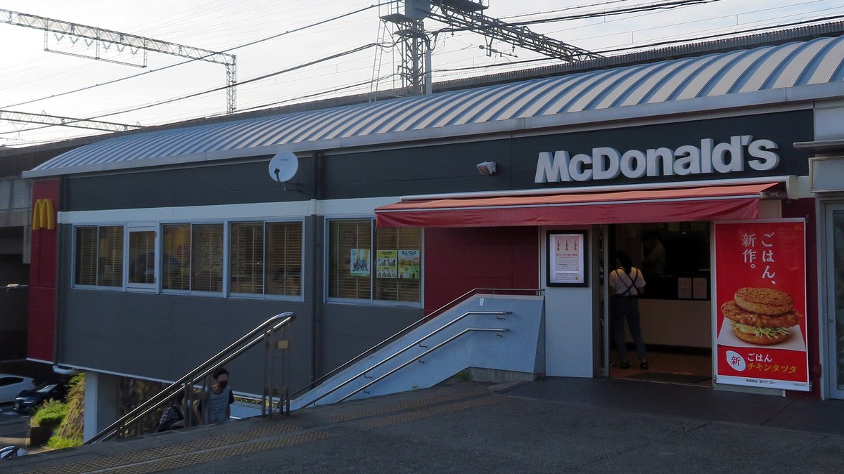 マクドナルドの店舗(近鉄東生駒駅前店)