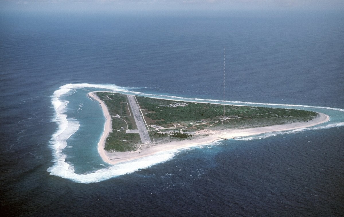 上空から見た南鳥島。三角形の島に滑走路がある