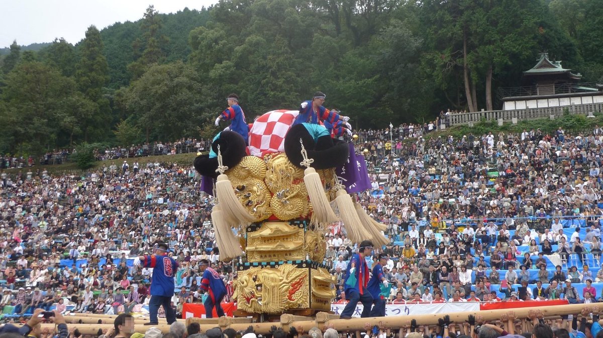新居浜太鼓祭りの太鼓台。長いかき棒を担ぎ手が肩で支えている