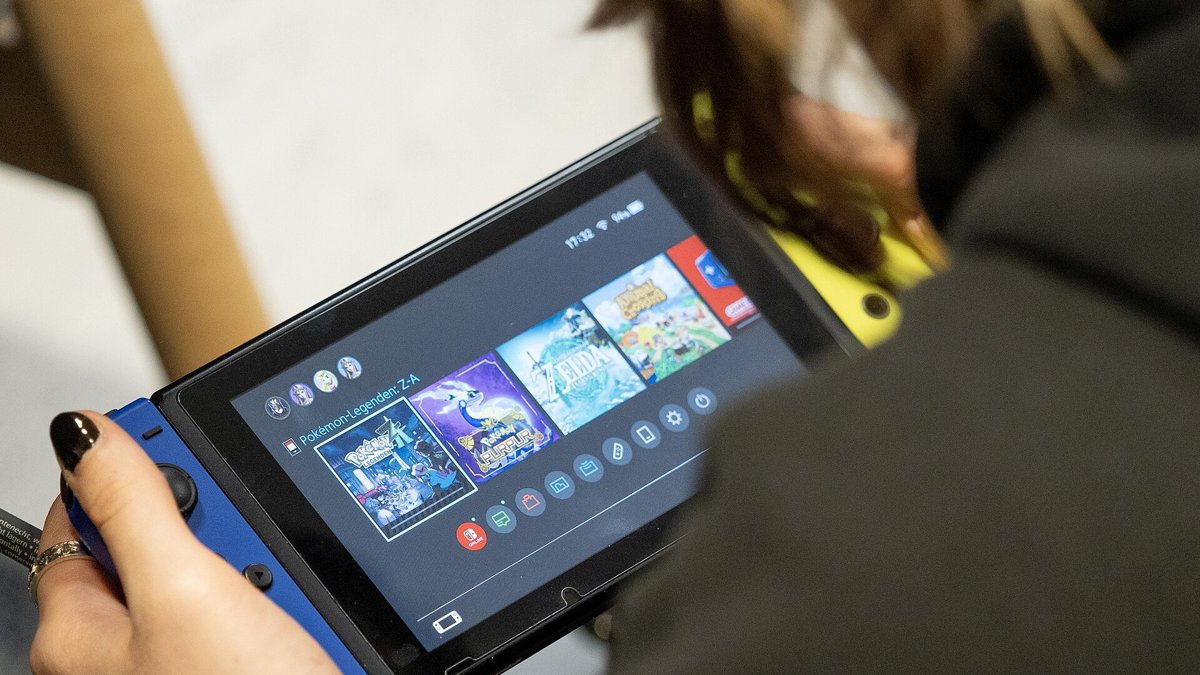 携帯モードのNintendo Switchでゲームを選ぶ手元（イメージ）