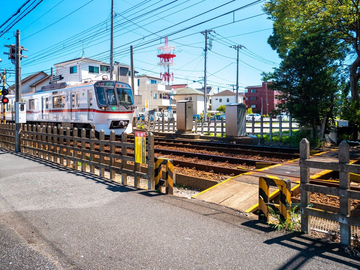住宅地にある第4種踏切(千葉県市川市の鬼越5号踏切)