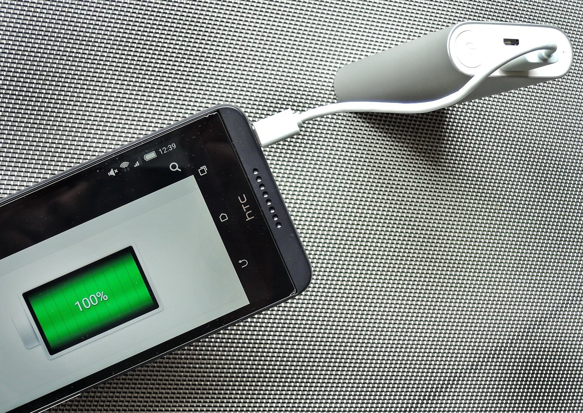 モバイルバッテリーでスマートフォンを充電している様子