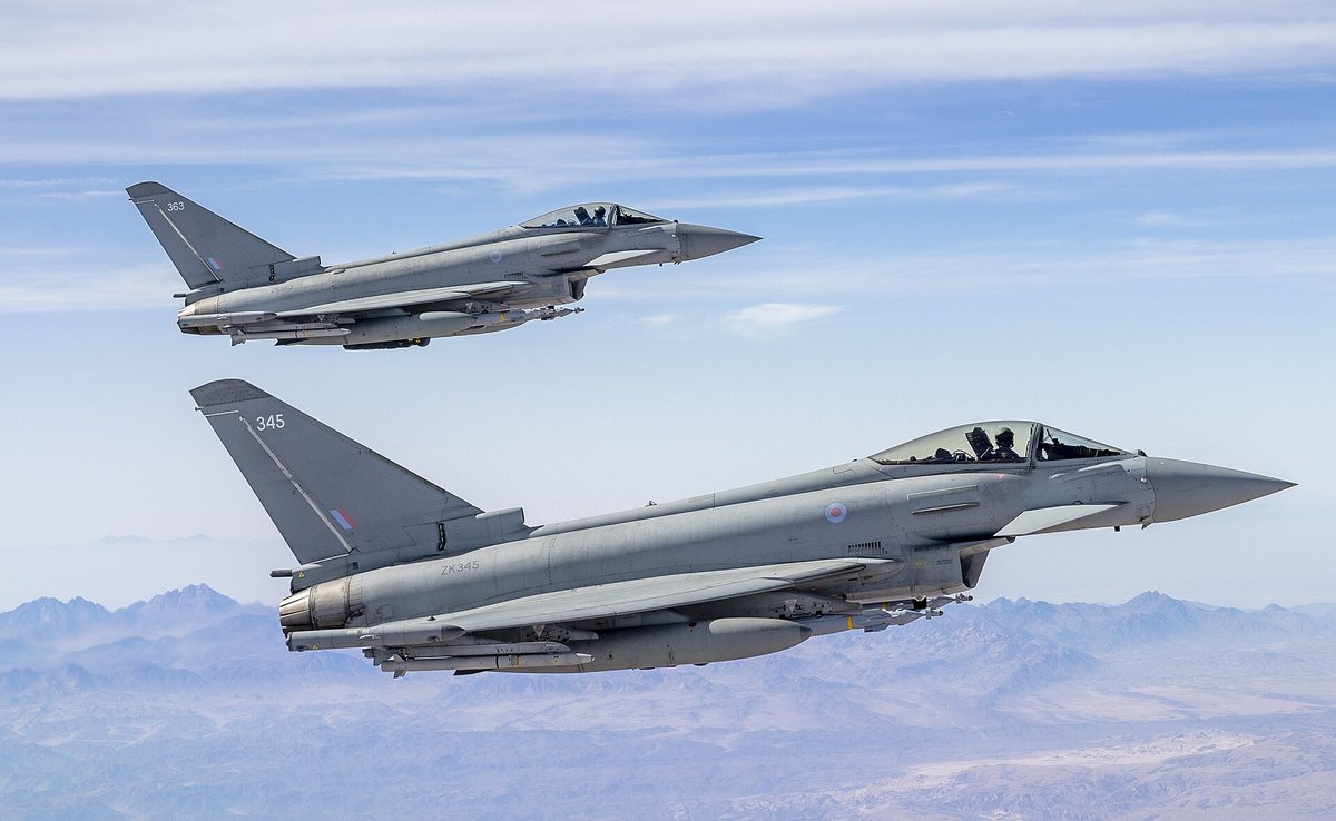 編隊飛行する英空軍のタイフーン戦闘機2機