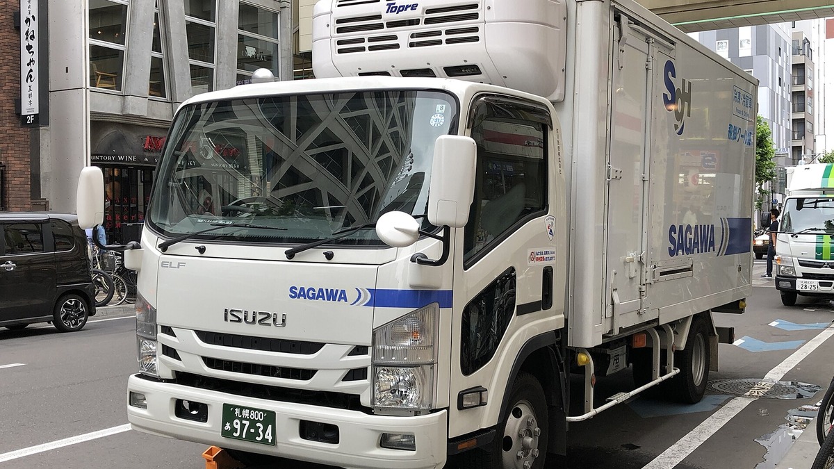 札幌の街中に止まる佐川急便の配送トラック
