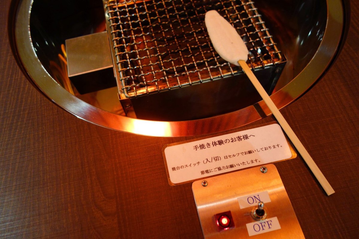 松島の店で網の上で焼かれる笹かまぼこ(手焼き体験)