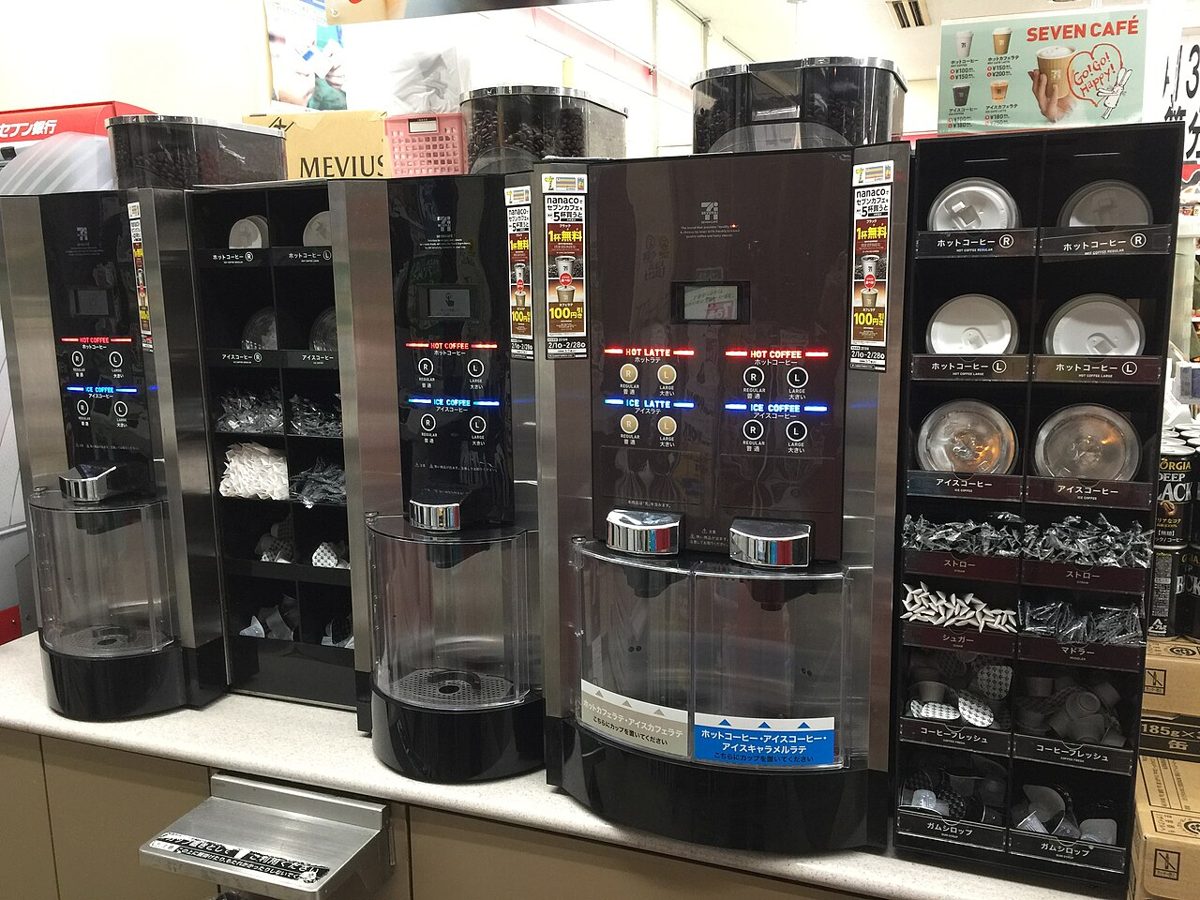 コンビニに置かれたセルフ式のコーヒーマシン