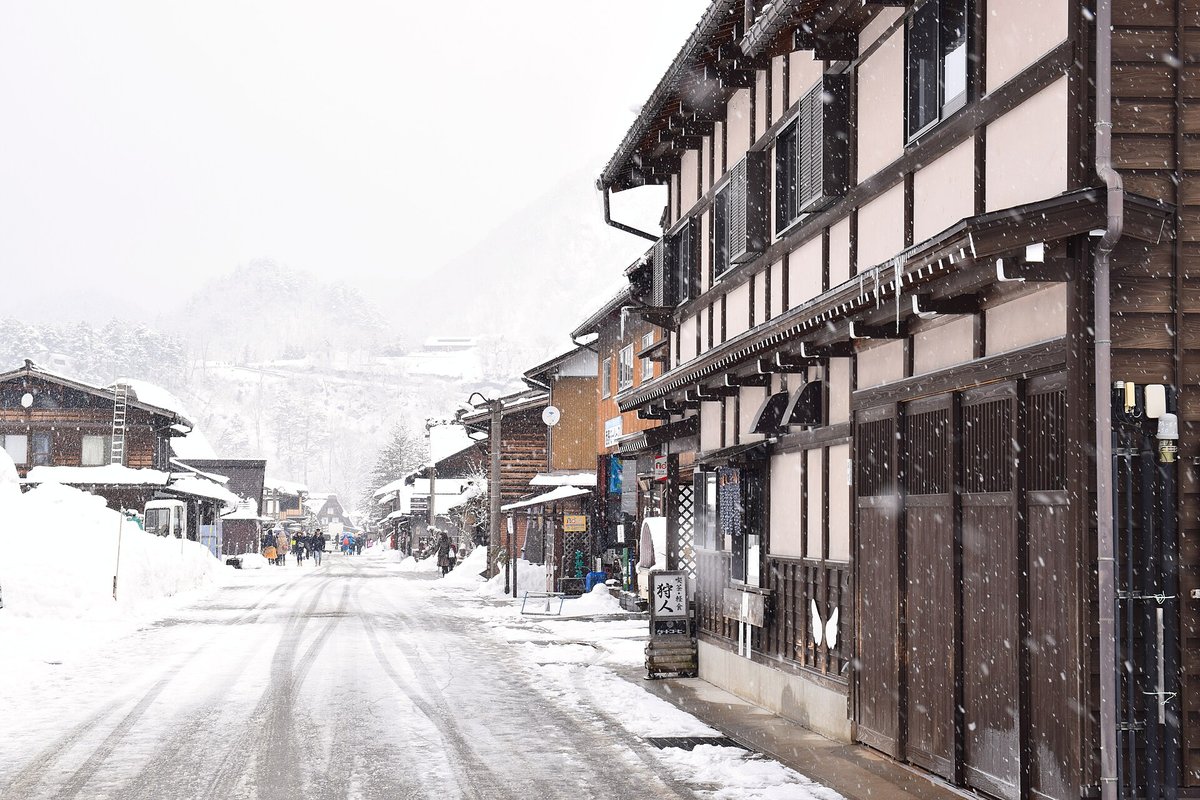 雪が降る冬の白川郷の通り（岐阜県白川村）