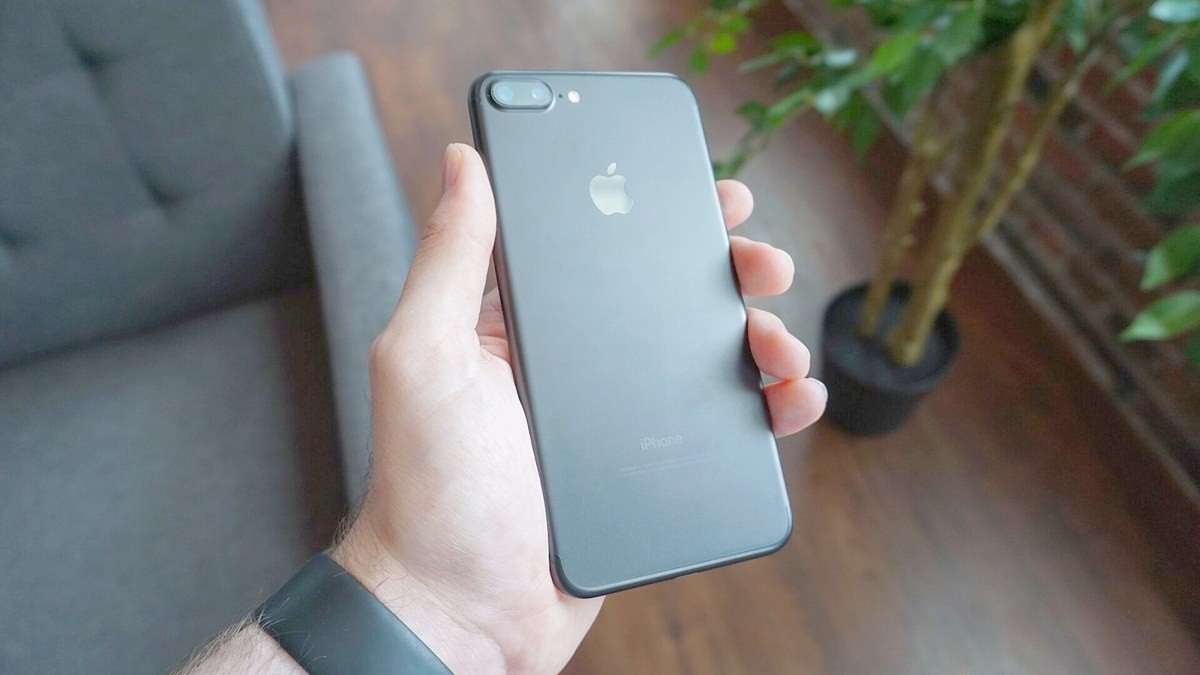 黒いiPhoneを手に持っている様子(イメージ)