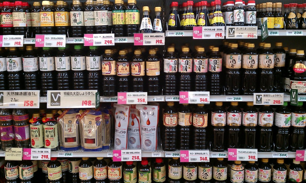 日本のスーパーのしょうゆ売り場の棚と値札