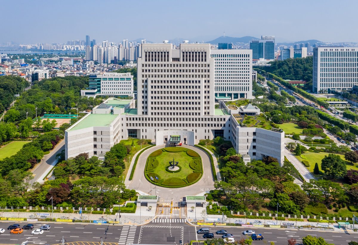 ソウル瑞草区にある韓国の大法院(最高裁判所)の庁舎を上空から写した写真