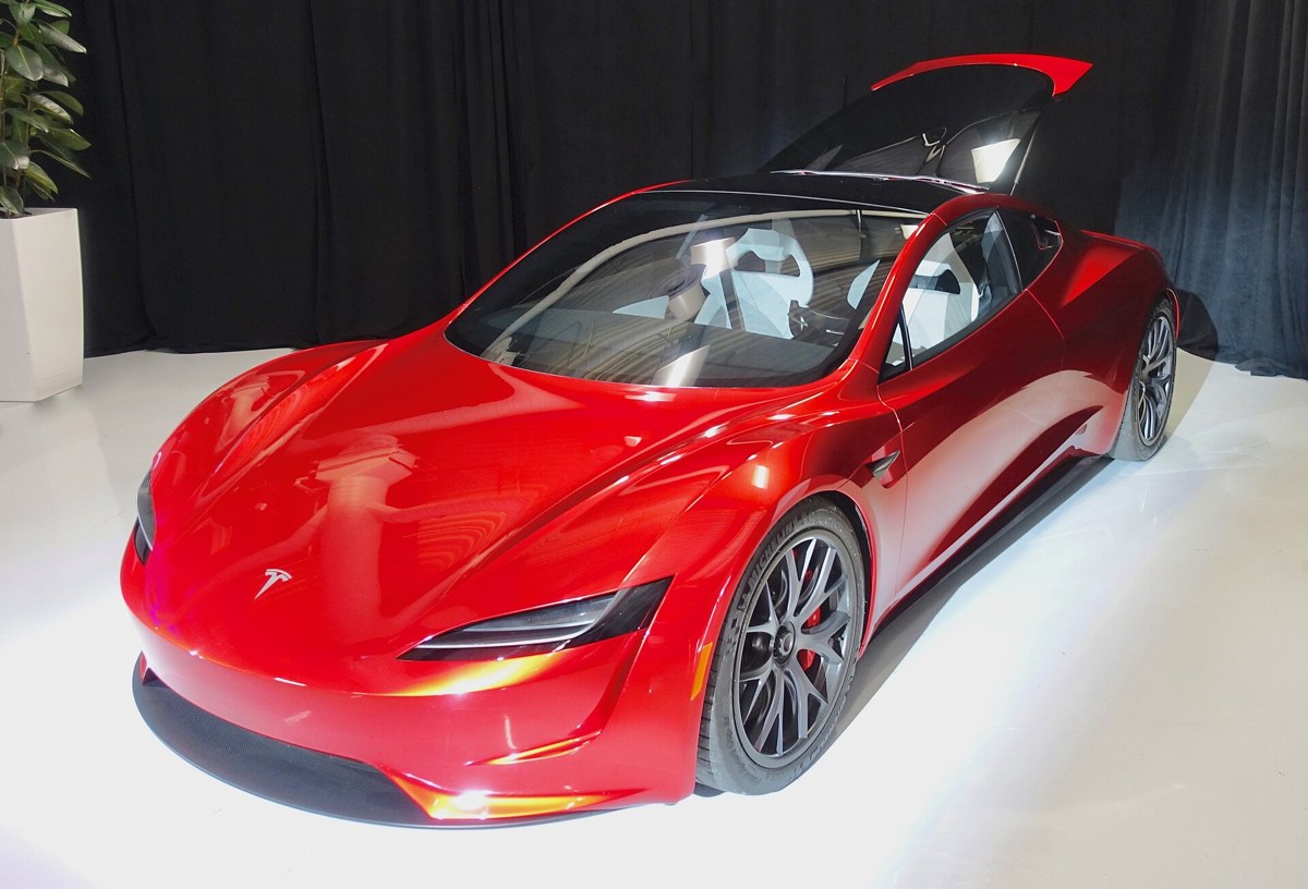 2017年に公開されたテスラ ロードスターの試作車(赤い車体)