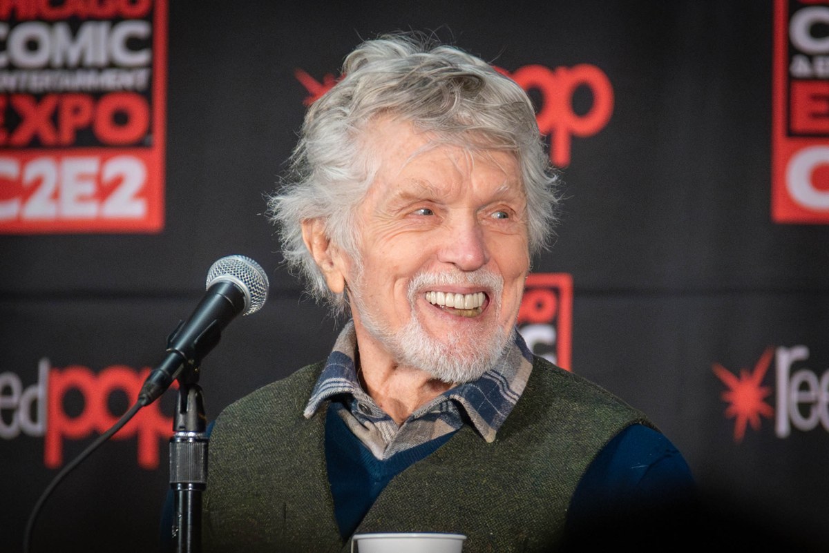 2024年のC2E2で笑顔を見せるトム・スケリットさん