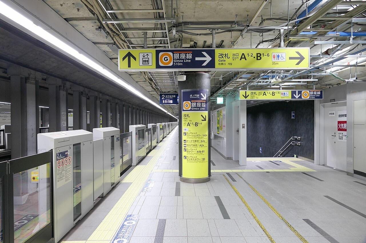 日比谷線虎ノ門ヒルズ駅の2番線(北千住方面)ホームとホームドア