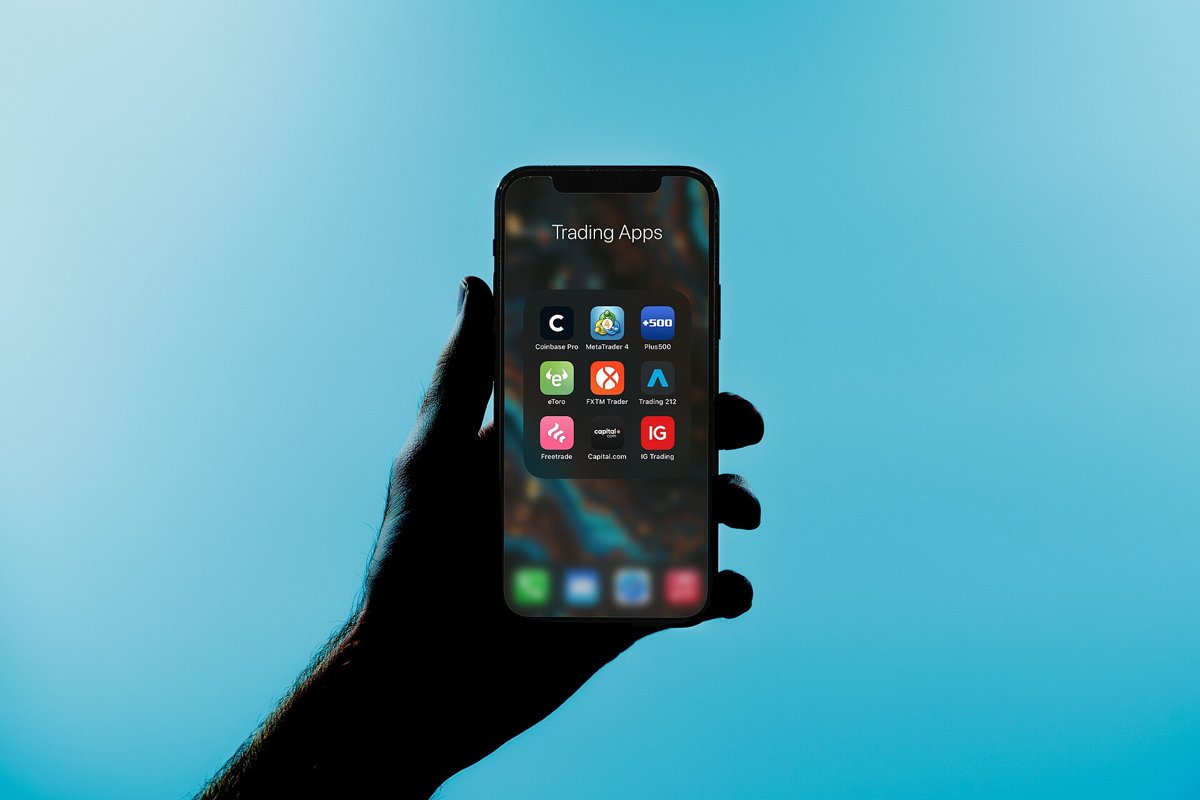 スマートフォンに並んだ株取引アプリ