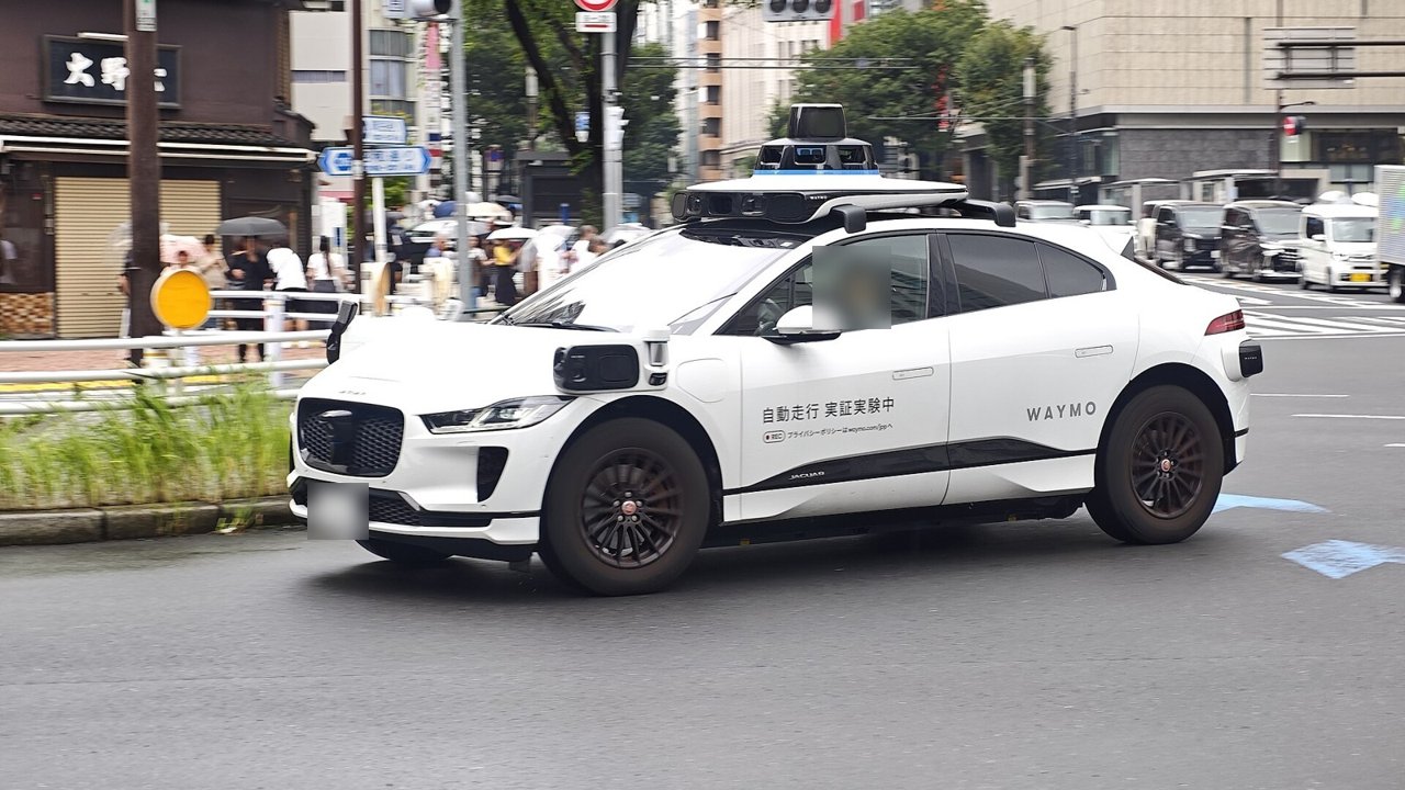 東京・銀座の三原橋交差点を走る実証実験中のWaymoの車両(ジャガーI-PACE)