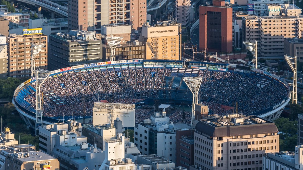 横浜ランドマークタワーから見た横浜スタジアム(2017年)