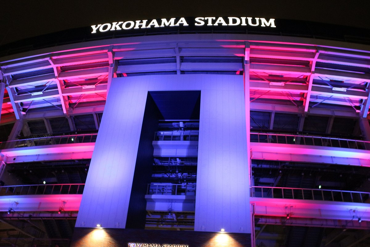 ライトアップされた横浜スタジアムの外観(2022年)