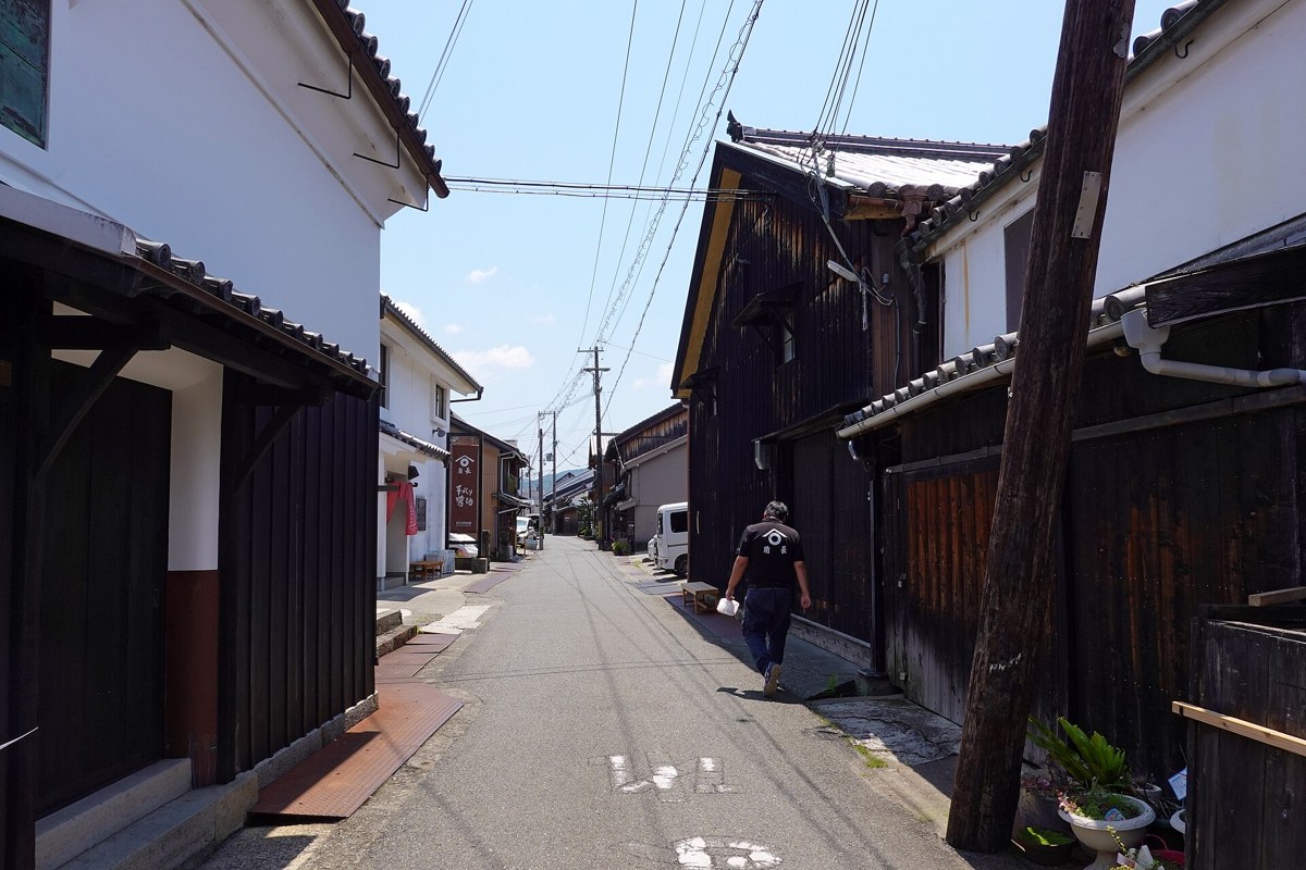 和歌山県湯浅町の古い町並み。白壁と瓦屋根の家が続く通り